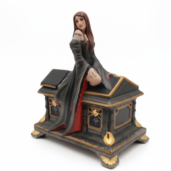 NIP Bradford Exchange Vampire Queen & Crypt Porcelain Music Box!!